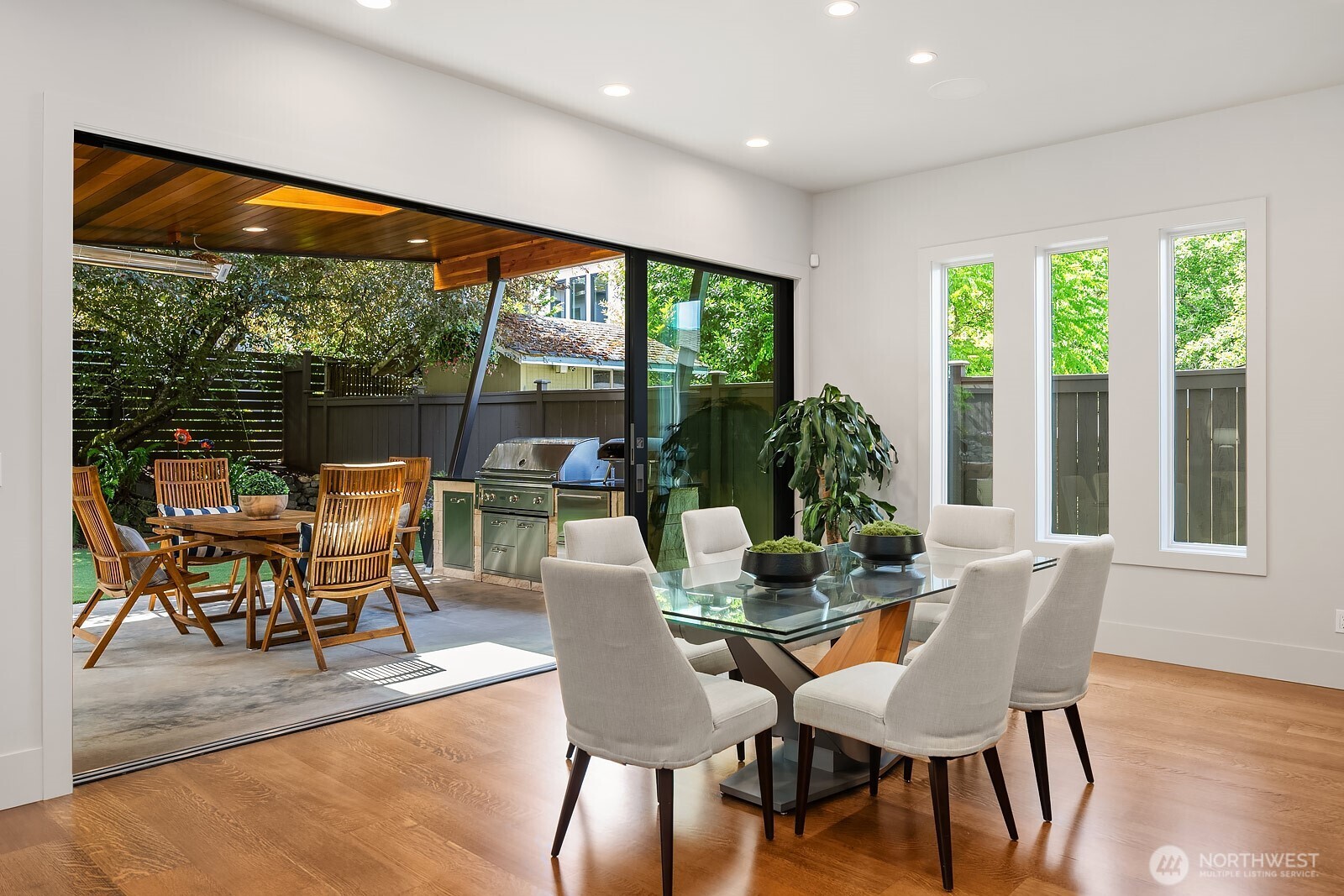 Seamless indoor-outdoor living with retractable Fleetwood door