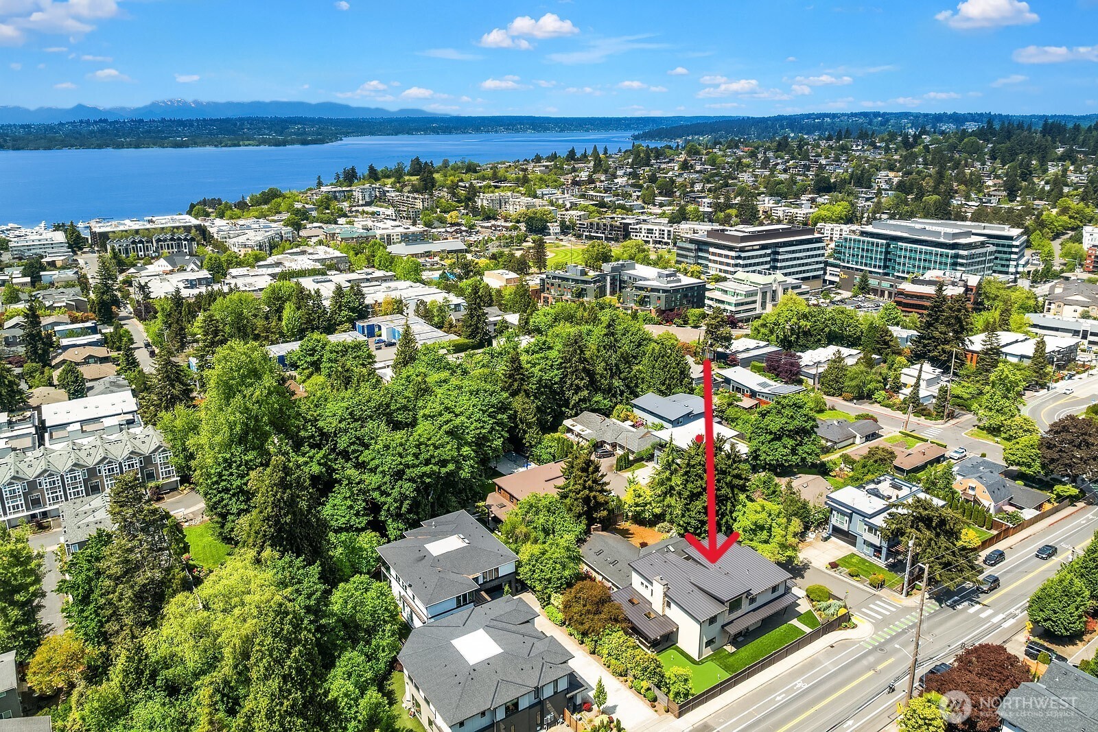 In the heart of downtown Kirkland.  Walk to Cross Kirkland trail, restaurants, shops, cafes, Lake Washington, marina, Carillon Point, etc.  Close access to I-405/520.