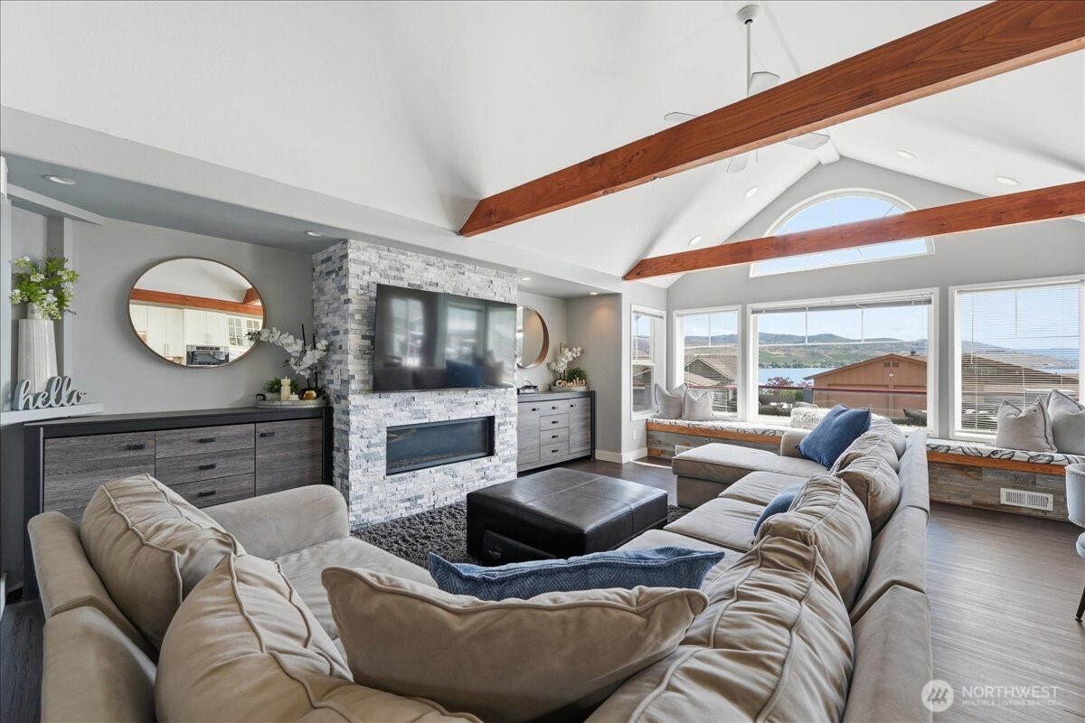 Living room with view windows towards the lake
