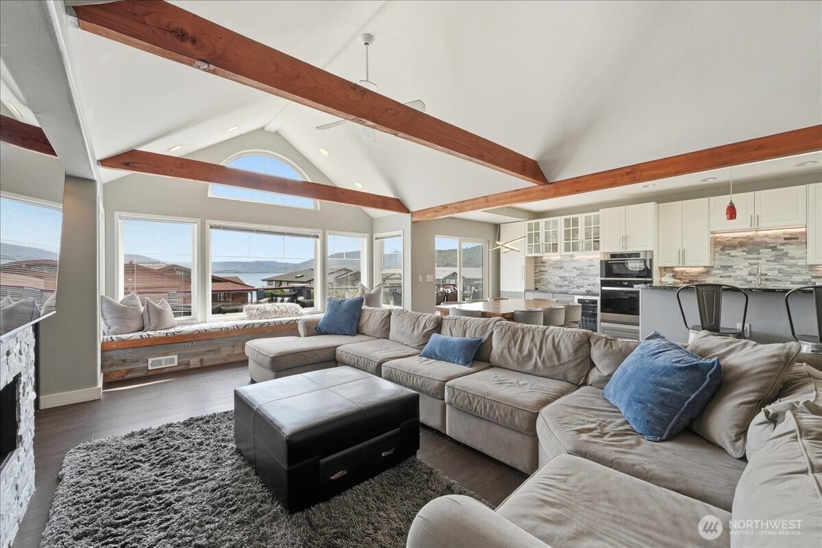 Lake life chic design with plenty of light-filled spaces