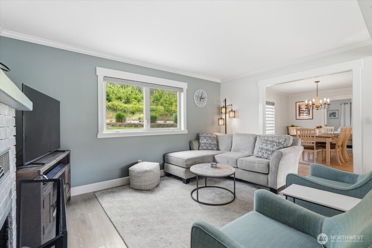 Formal sitting room with fire place