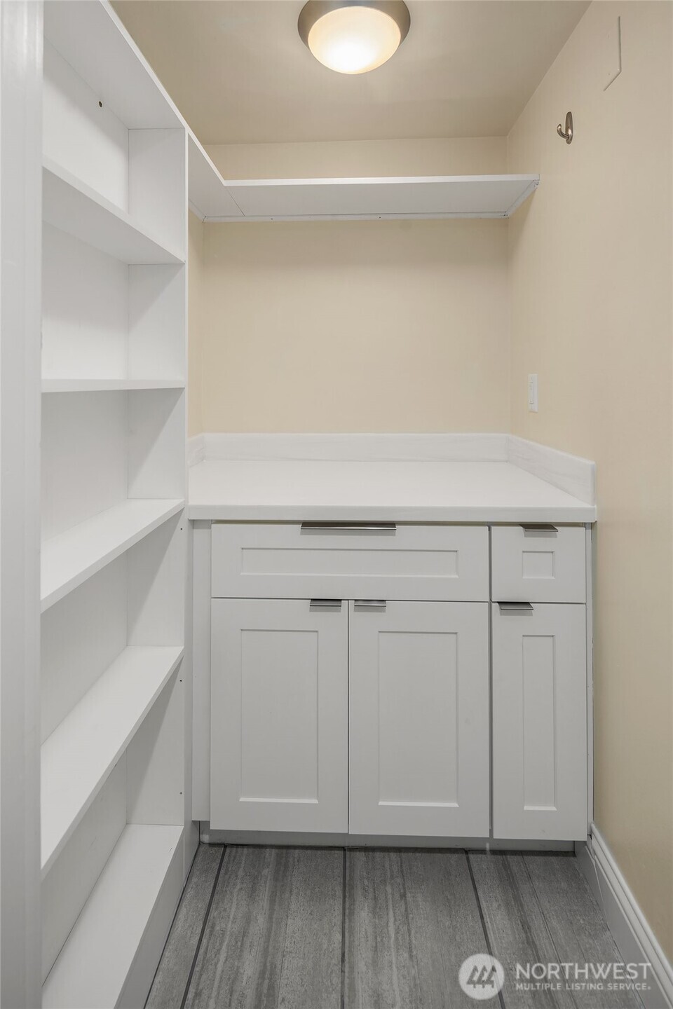A butlers pantry off of the kitchen makes entertaining easy. Plus - it has a side door right out to the lawn.  Catering a day on the water?  No problem here!