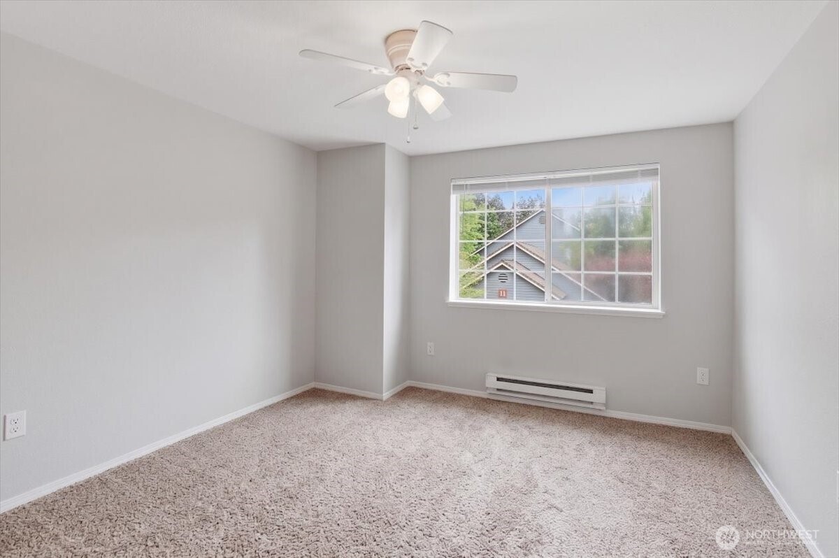 AI of bedroom w/no furniture