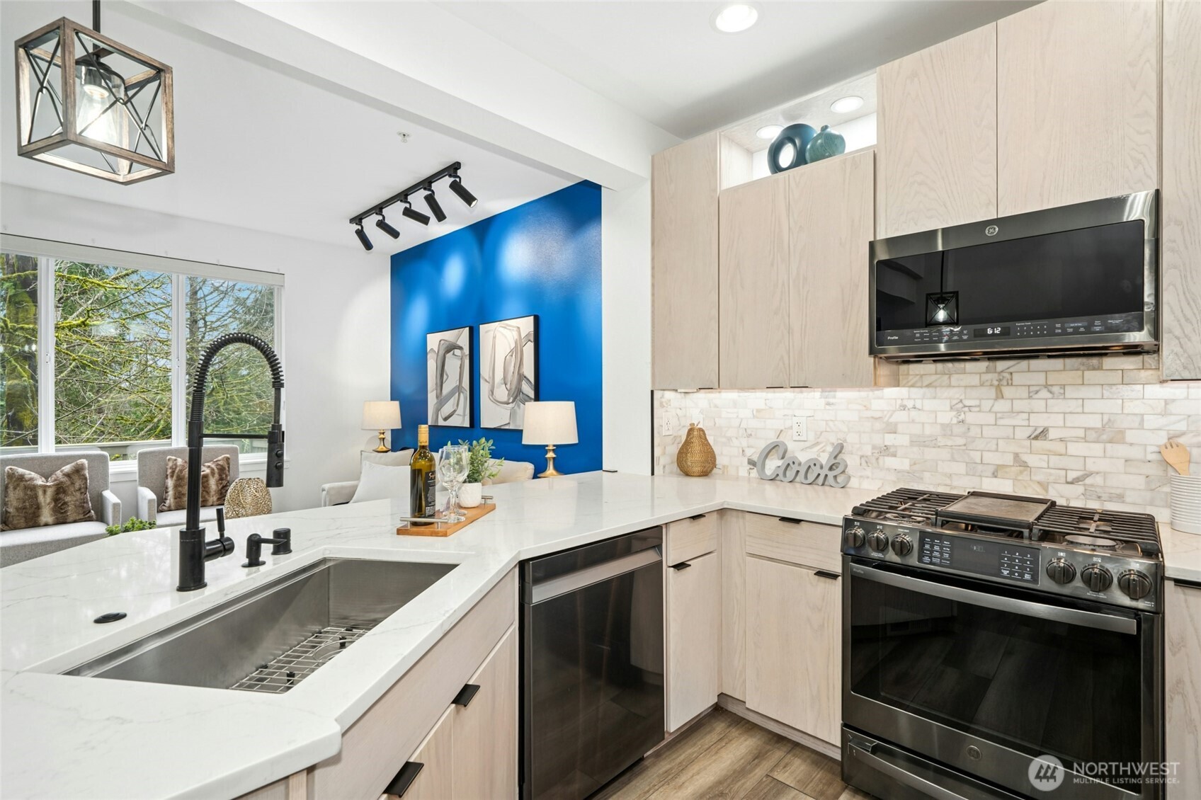High-end solid oak wood cabinets were not done on the cheap.  They're built to last.
