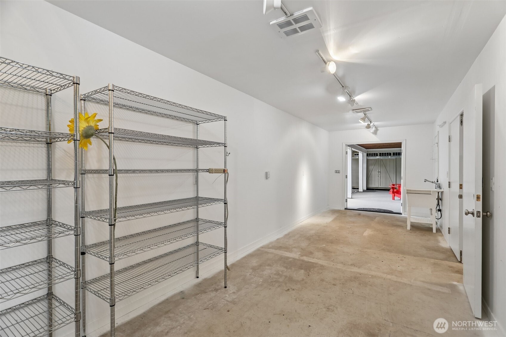 Artist studio with 1/2 bath