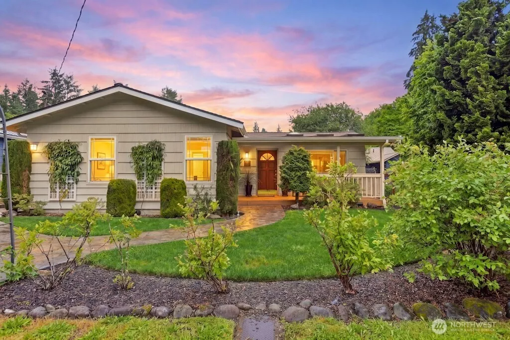 Beautifully maintained yard and home on dead end street!