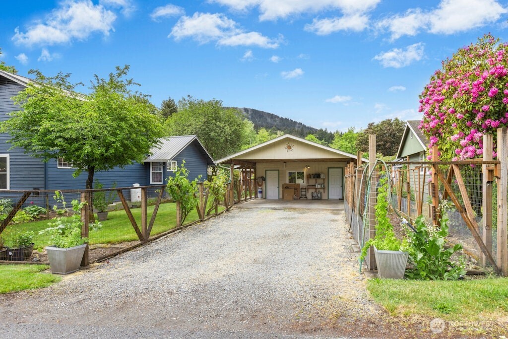 The heated studio provides a perfect work-from-home/office or retreat