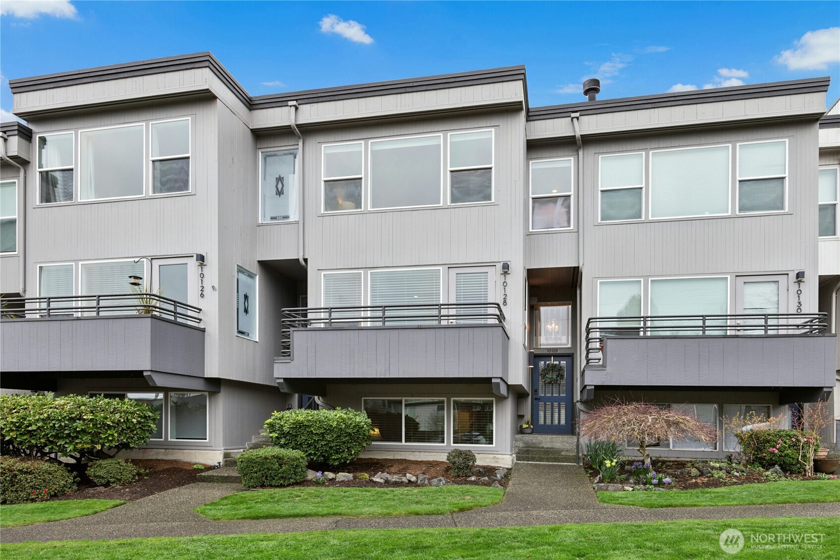 This is the one you have been waiting for! This townhome is just steps from the beach, lake and downtown Kirkland.