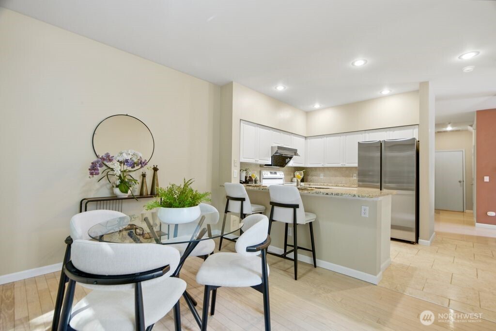 Beautiful kitchen with breakfast bar!