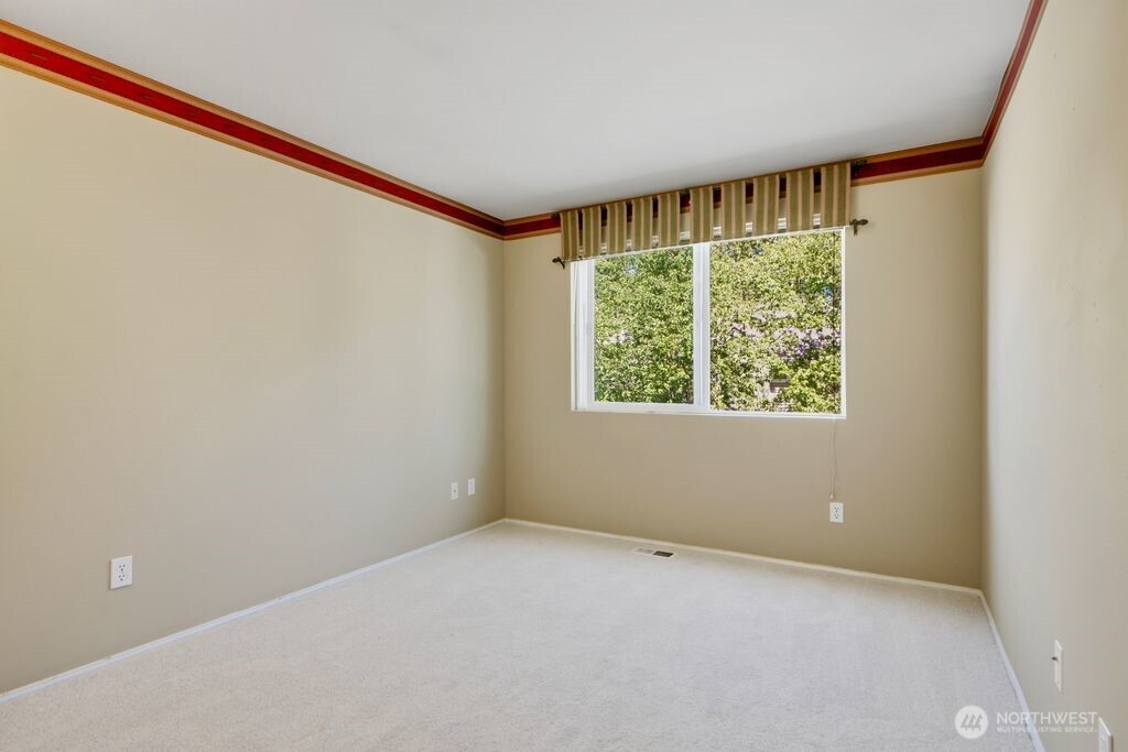 Spacious guest full bathroom!