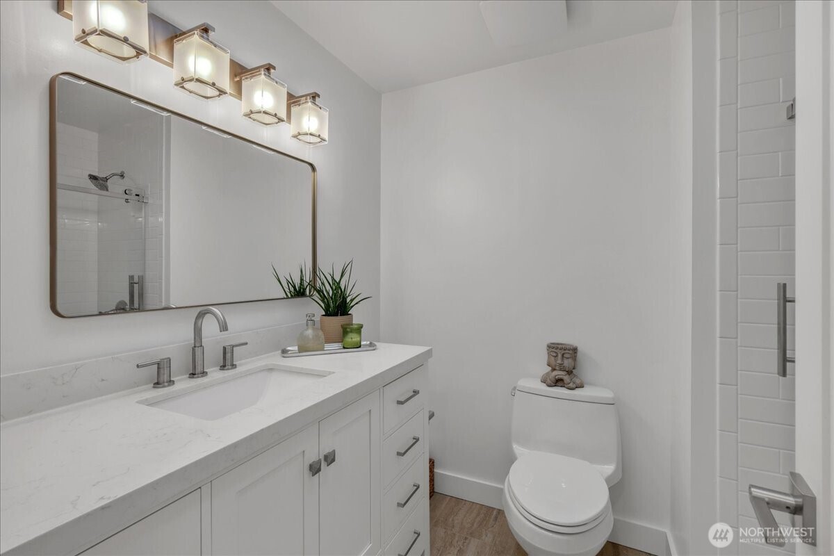 Full Bathroom in the Hallway