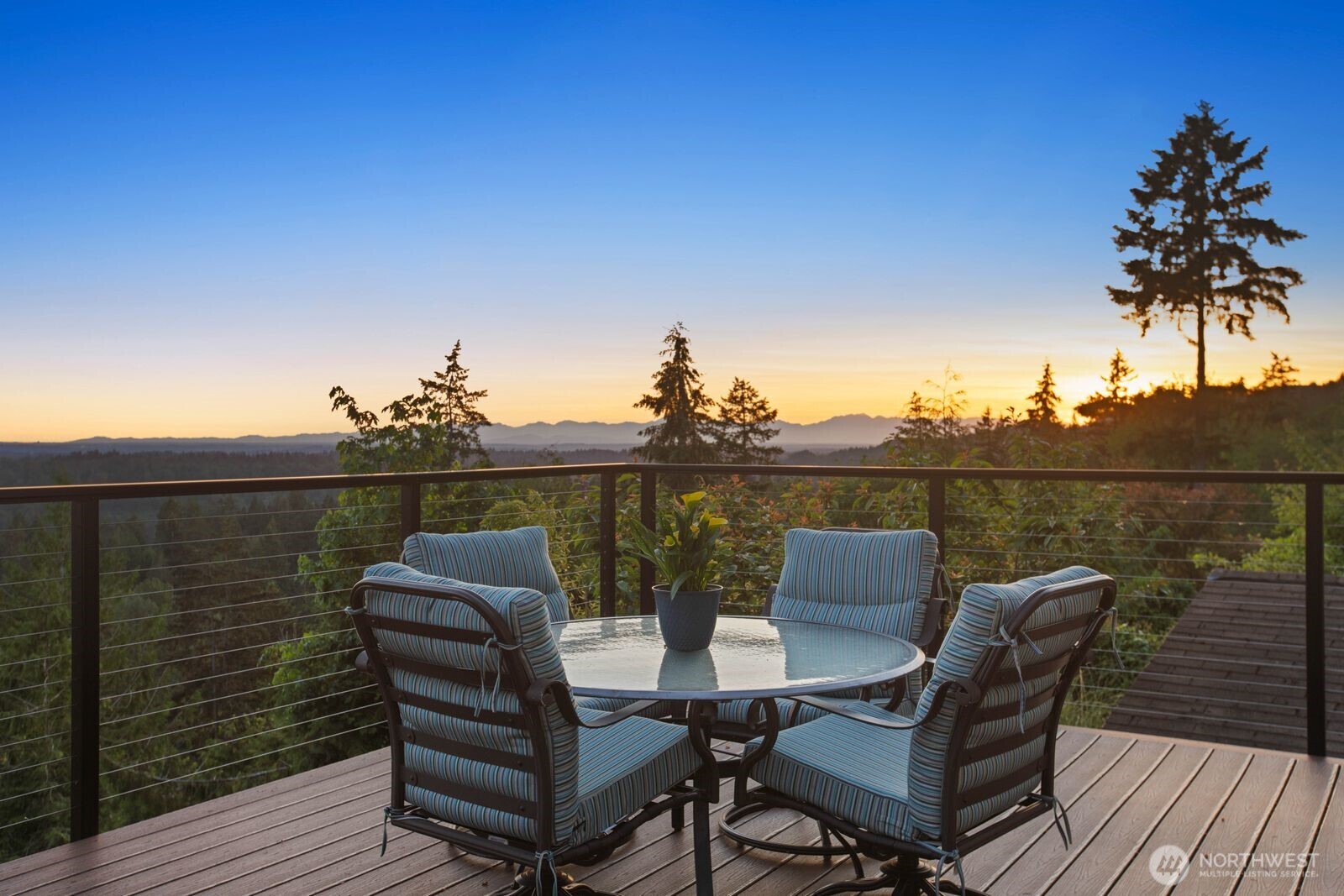 Beautiful Home with a 2 Car Garage & Amazing Moutain Views