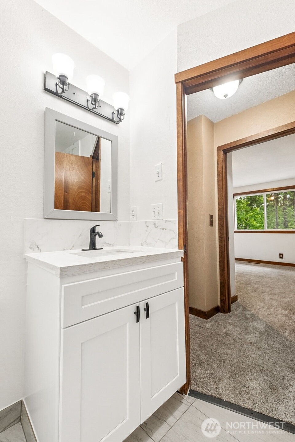 Beautiful tub/shower combo.