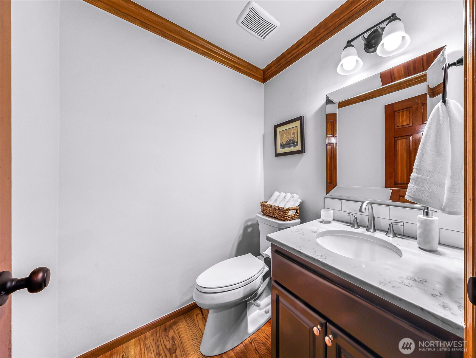 Main 1/2 bath.