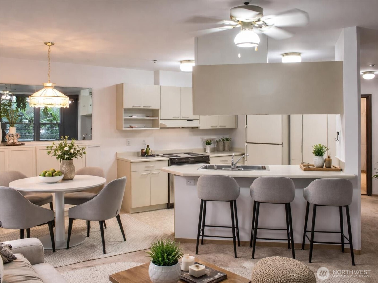 Dining Space (Virtually Staged)