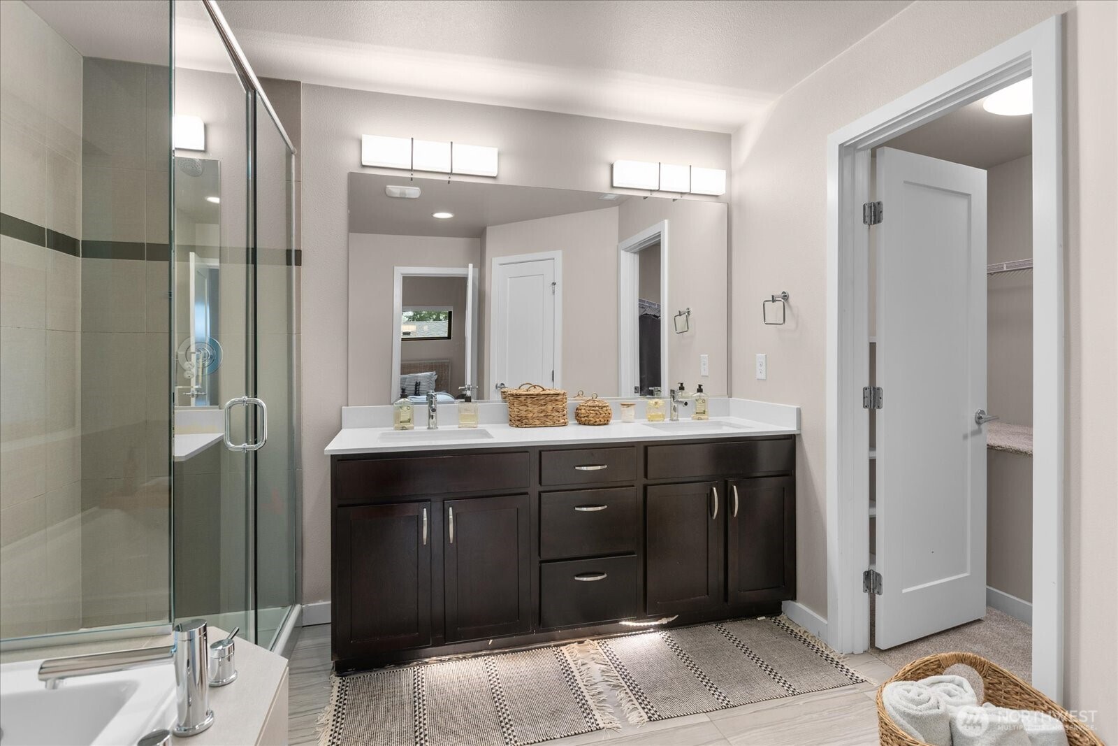 En-suite 5 piece Primary Bathroom