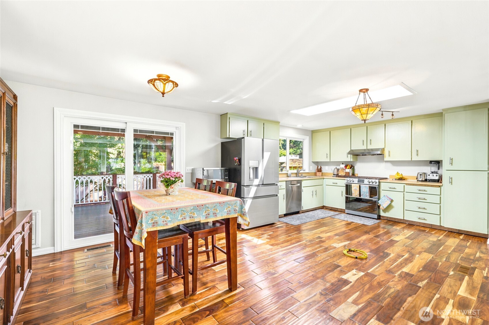 Easy flow from kitchen to dining - great for entertaining.