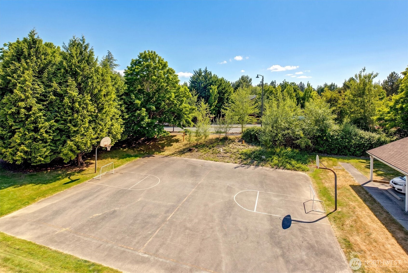 Overlooks athlete court with territoial view