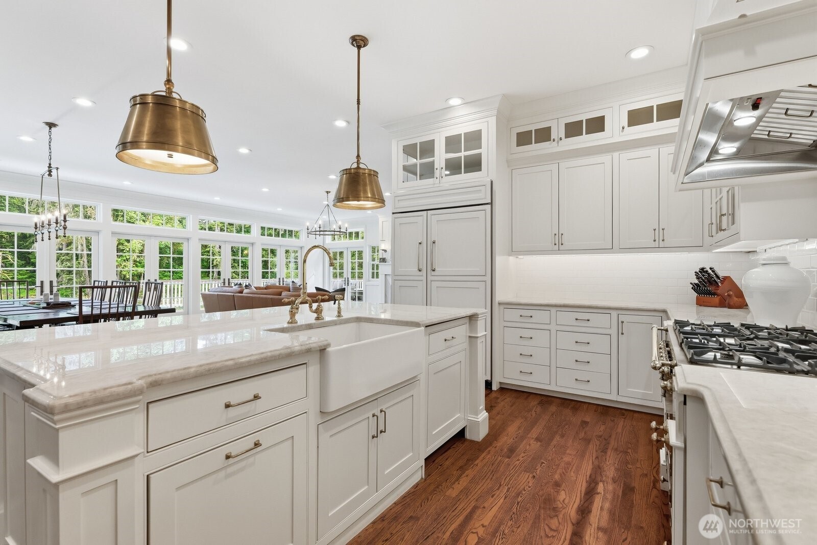 At the heart of the home, is the stunning chef’s kitchen, a statement in both beauty form and function.