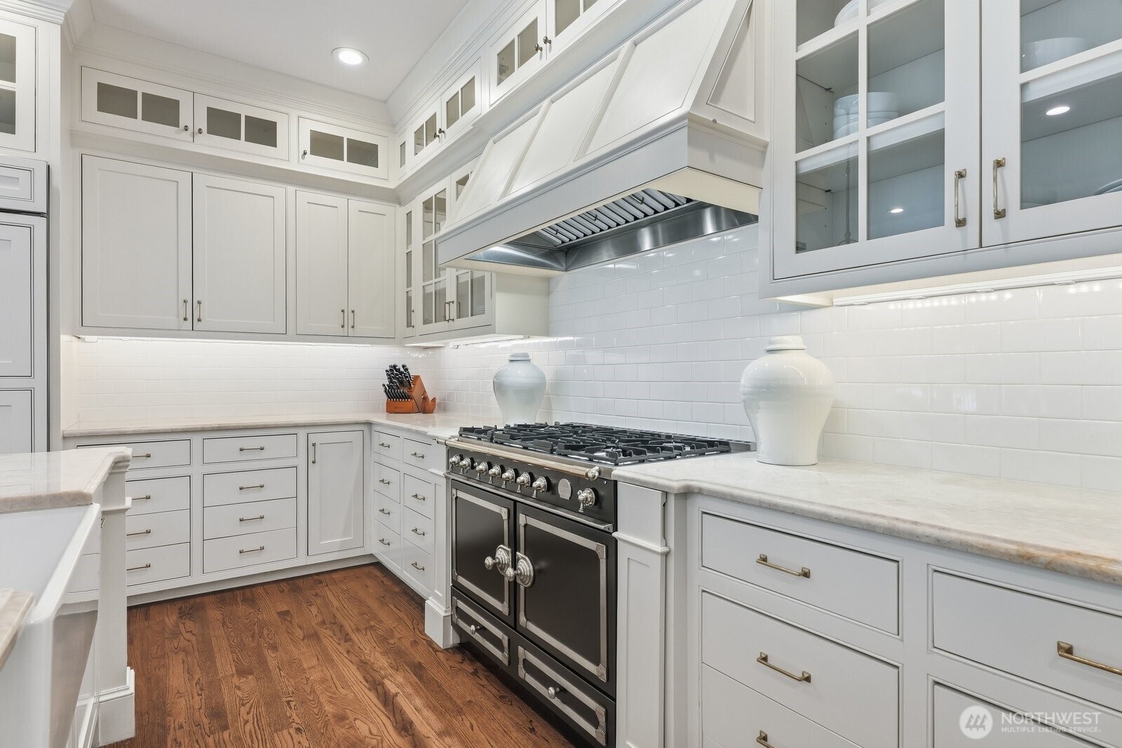 Showcasing a La Cornue gas range, Sub-Zero refrigeration and exquisite quartzite surfaces.