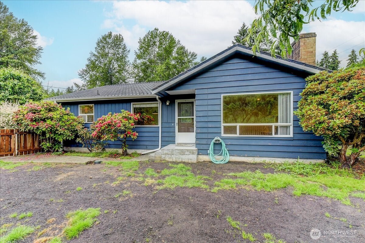 Single story living on 3.7 acres