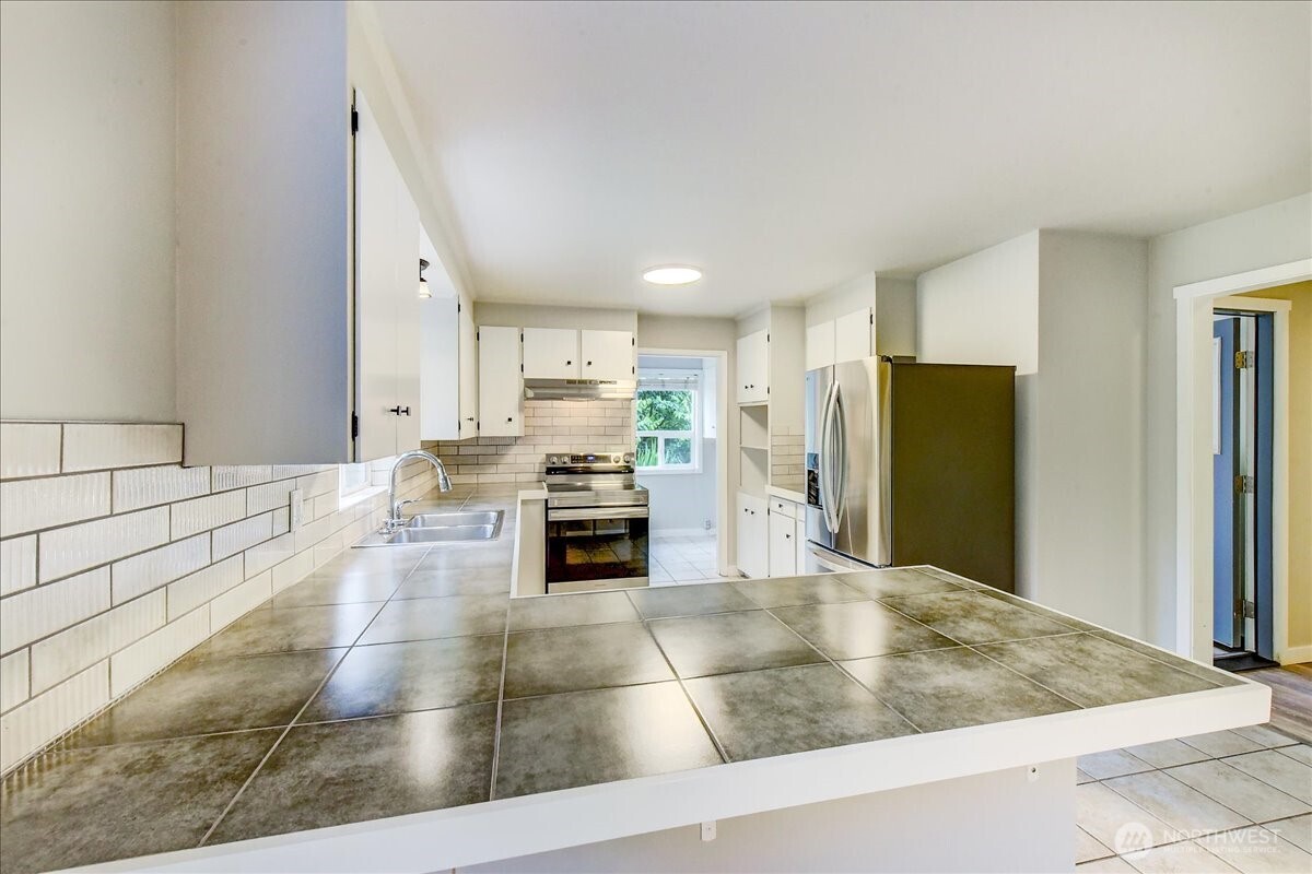 Stainless appliances and tile floors for easy maintenance