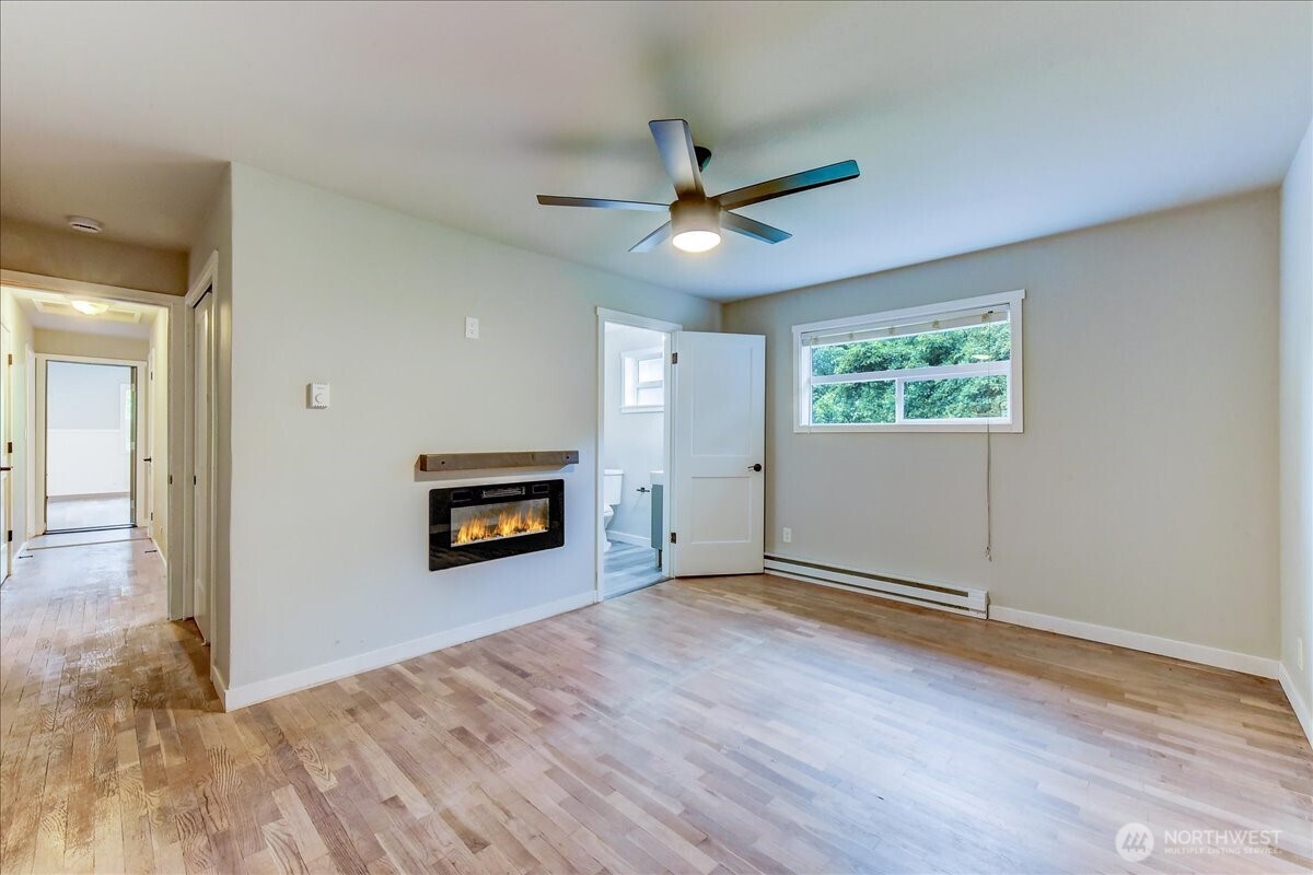 primary offers a 3/4 en suite bath
