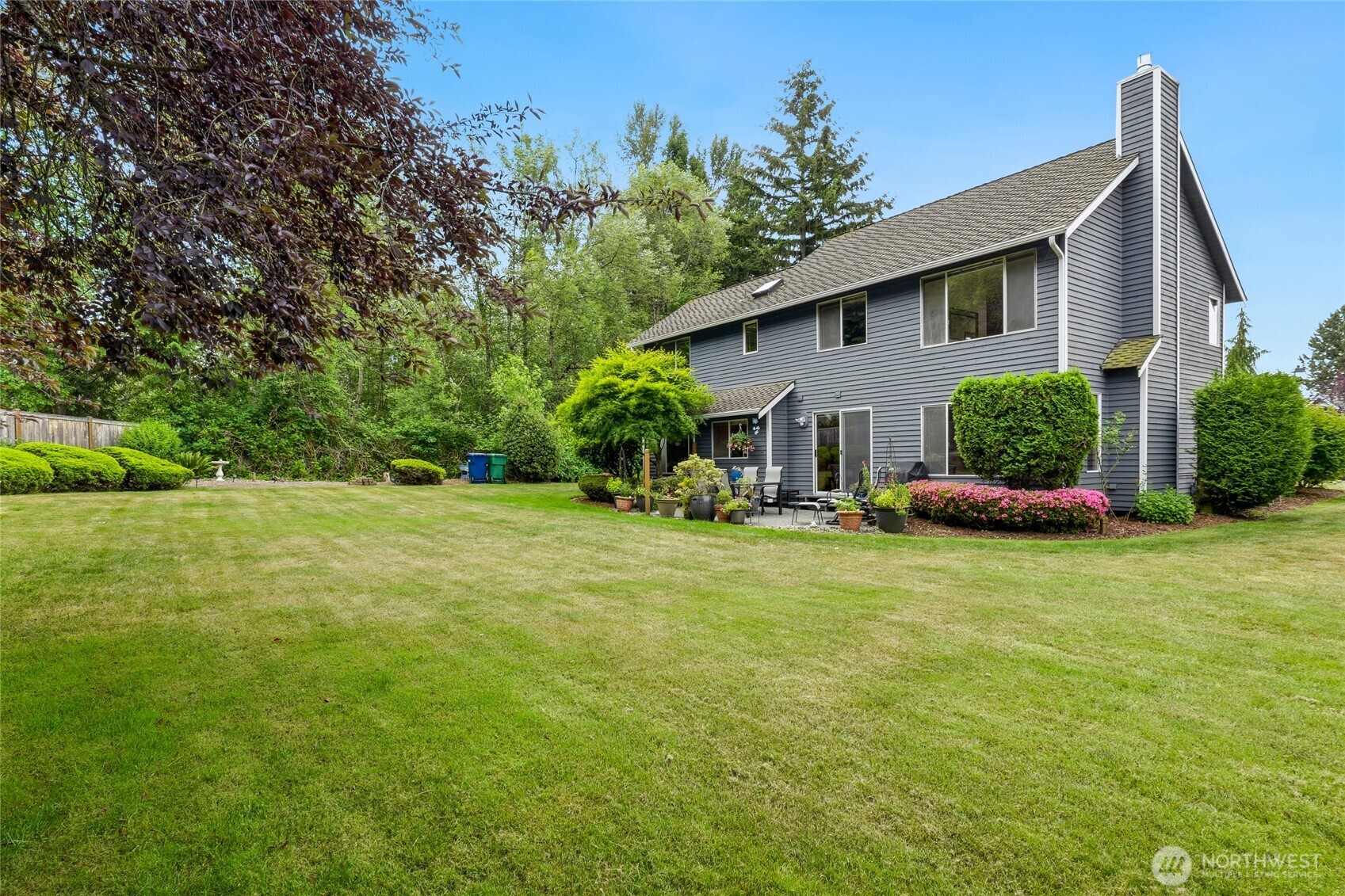 Huge Level yard great for entertaining