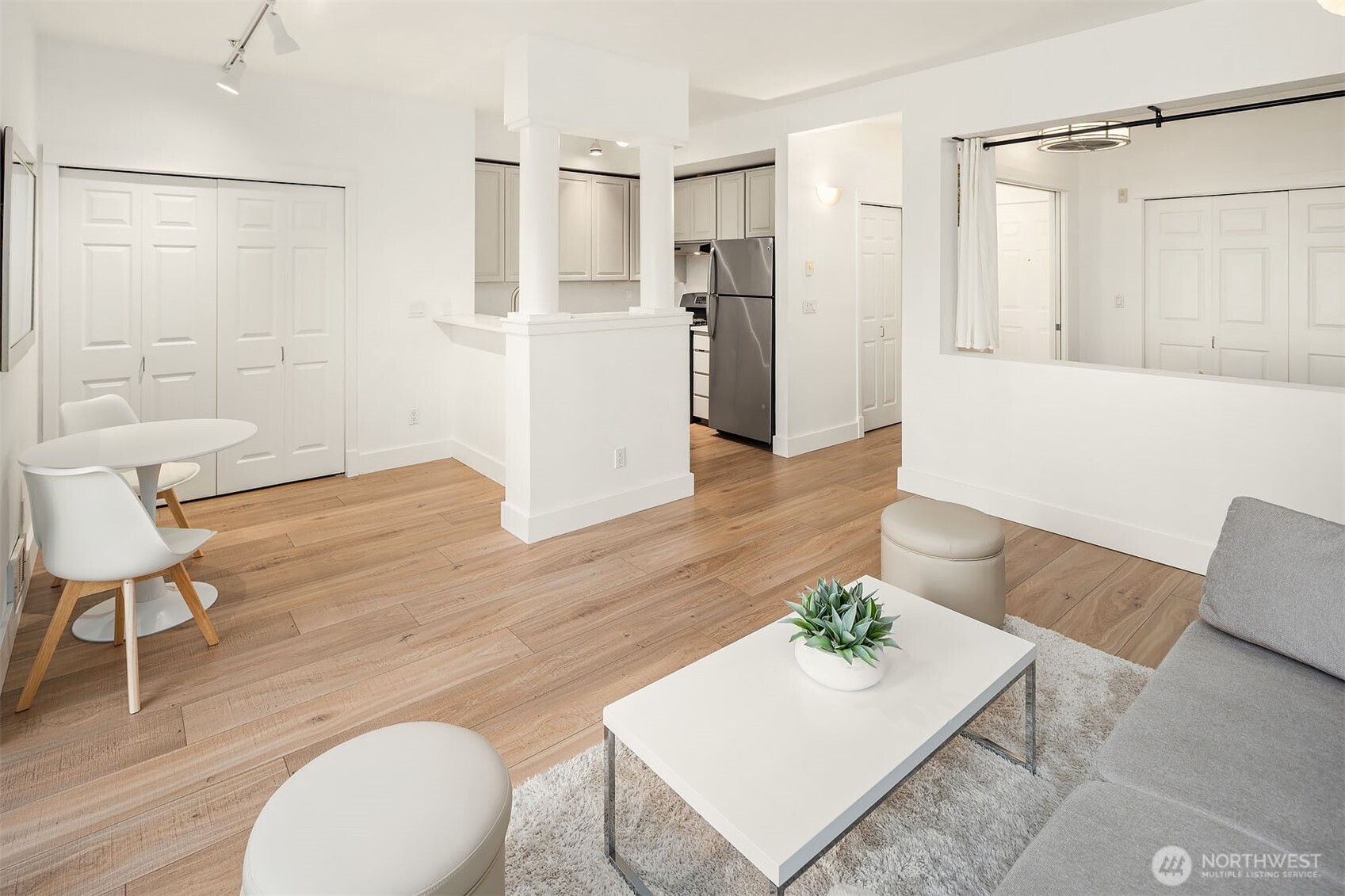 Great open floor plan makes this condo live large