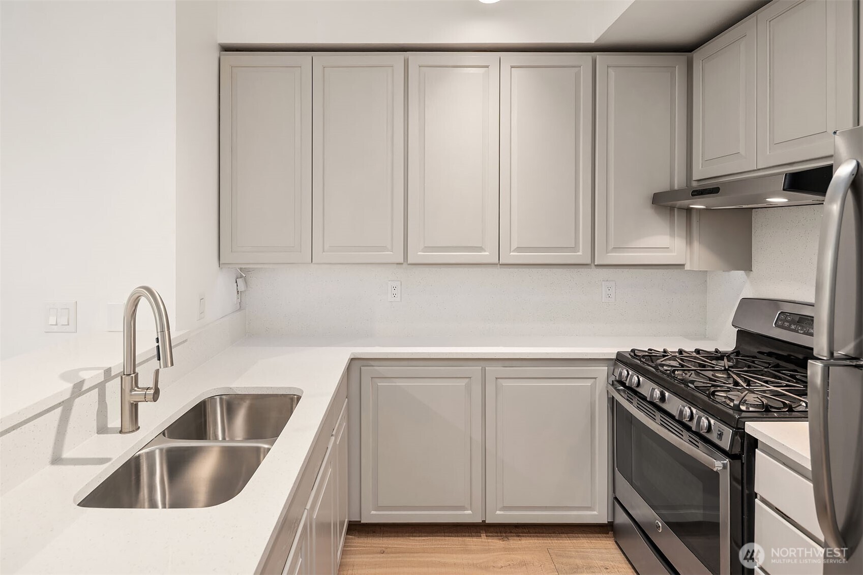 Newer appliances, sink and faucet