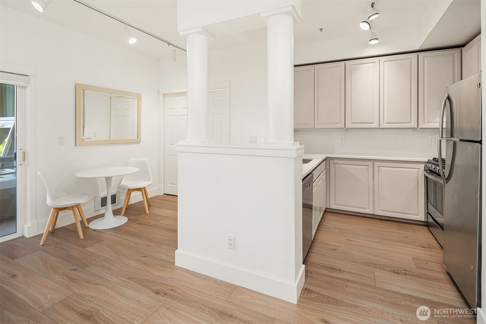 Great open floor plan makes this condo live large