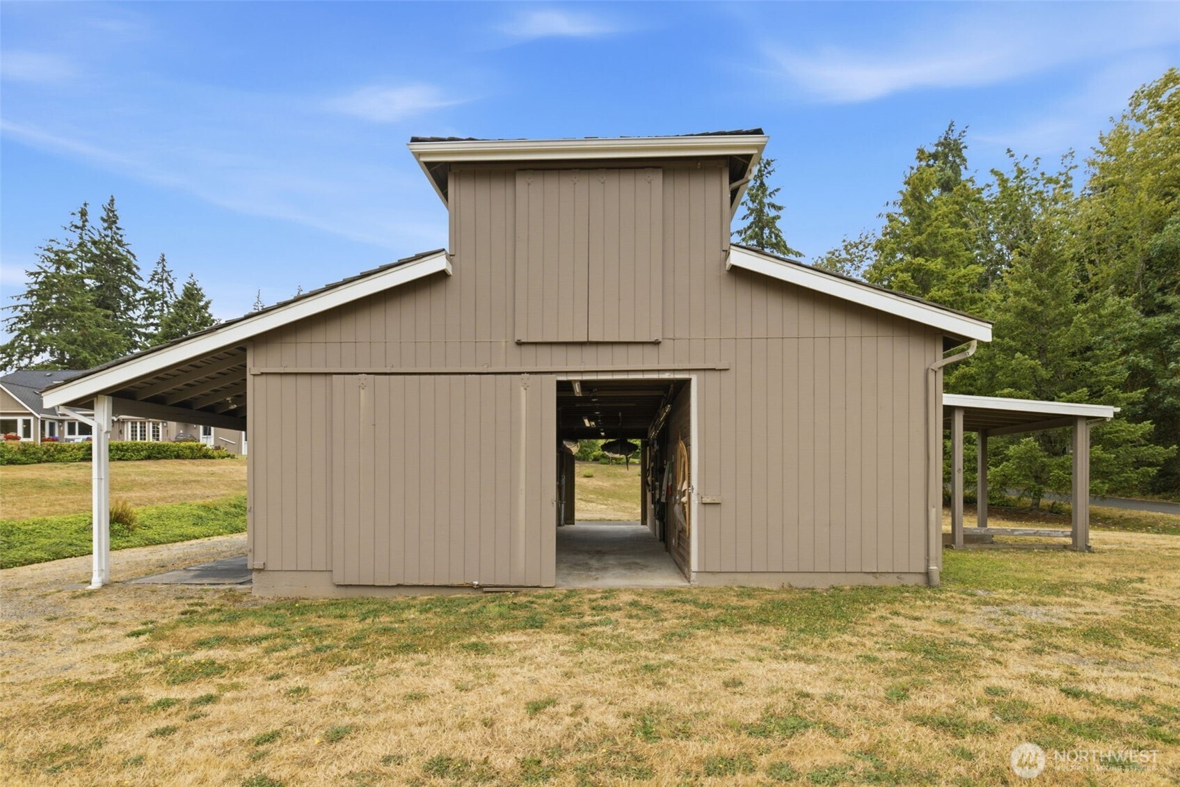 3 stall horse barn with center aisle, tack room, and separate stall with 1000 cistern for well water