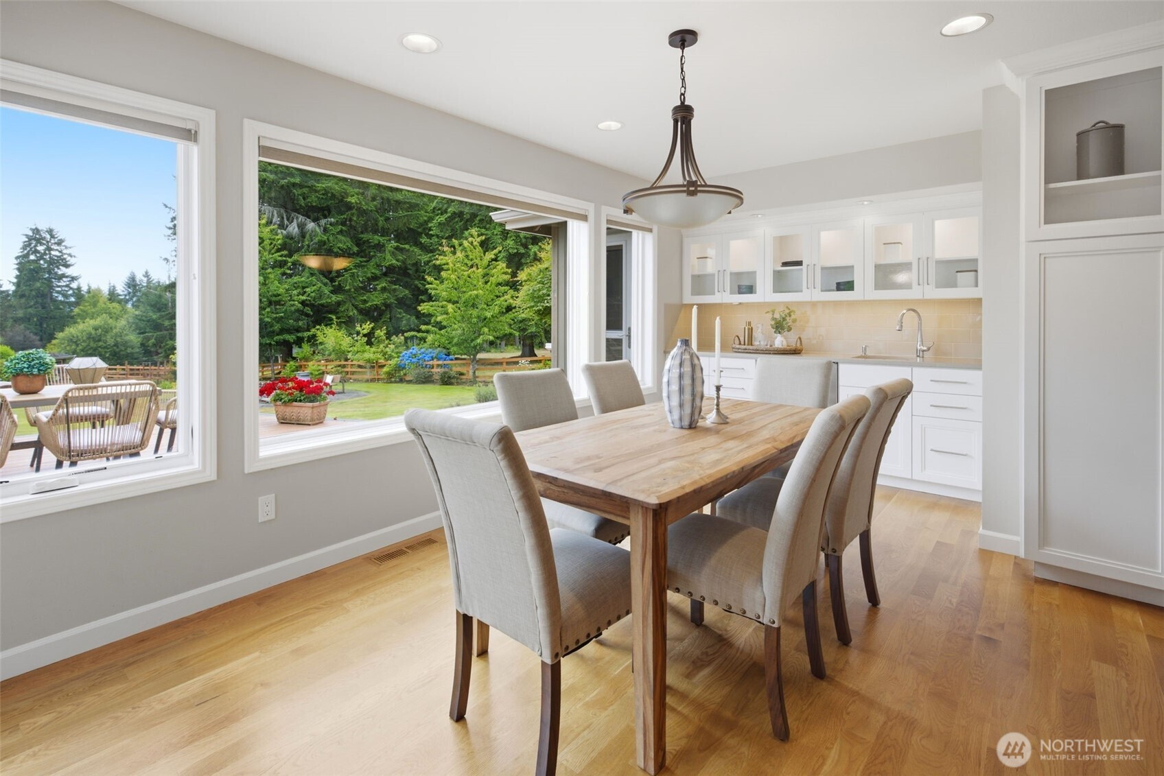 Dining nook and wet bar