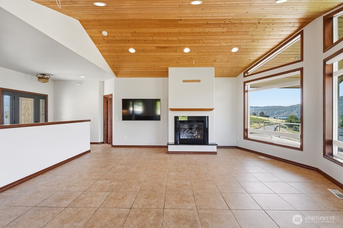 Perfect for entertaining, hosting visitors, or accommodating multi-generational living arrangements.