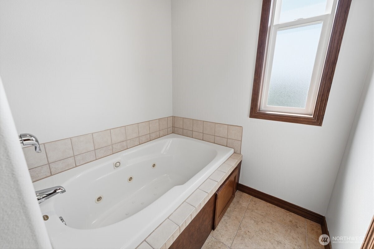 Close-to-town convenience combined with expansive views and room for boats, RVs, and recreational equipment.