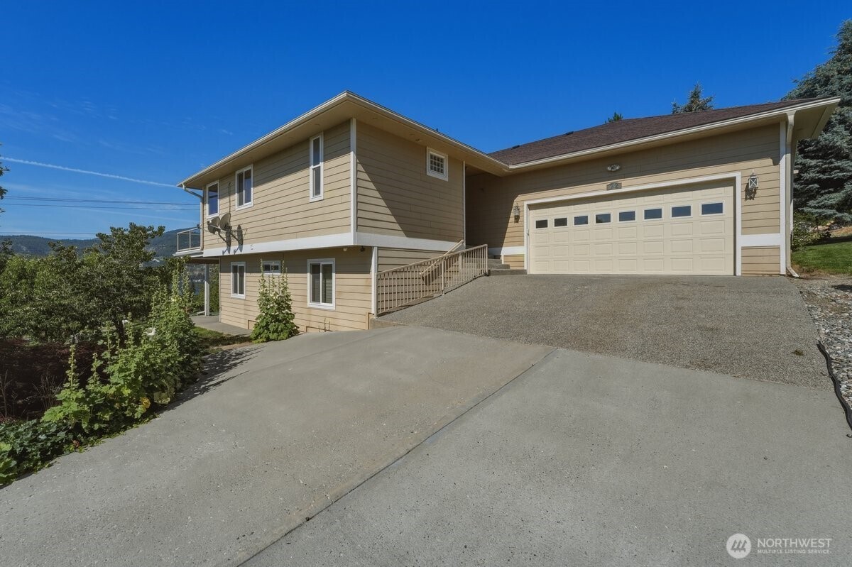 Gather with family and friends while enjoying panoramic views stretching across Lake Chelan and surrounding mountains.