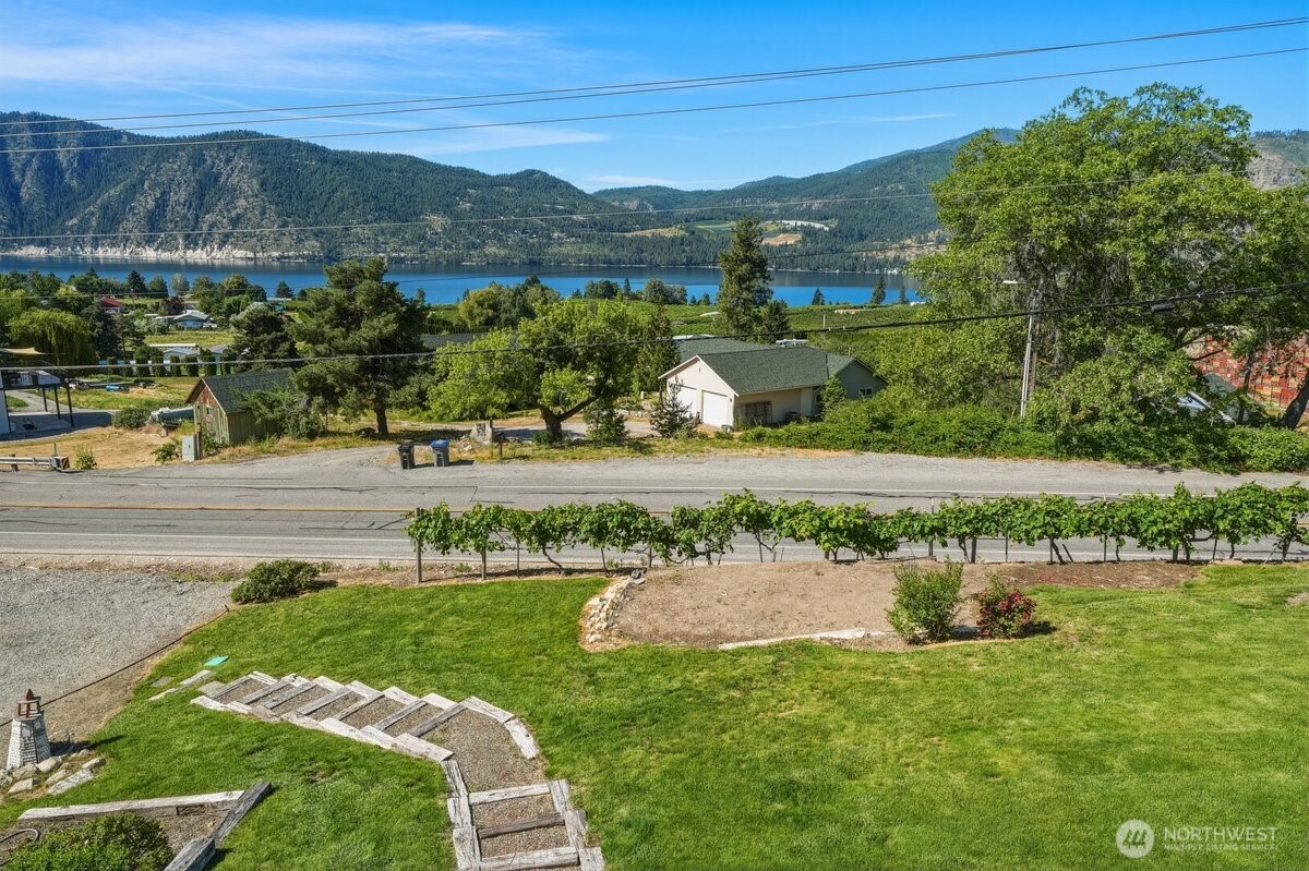 Ideal layout for entertaining guests while enjoying views of Lake Chelan and the surrounding landscape.