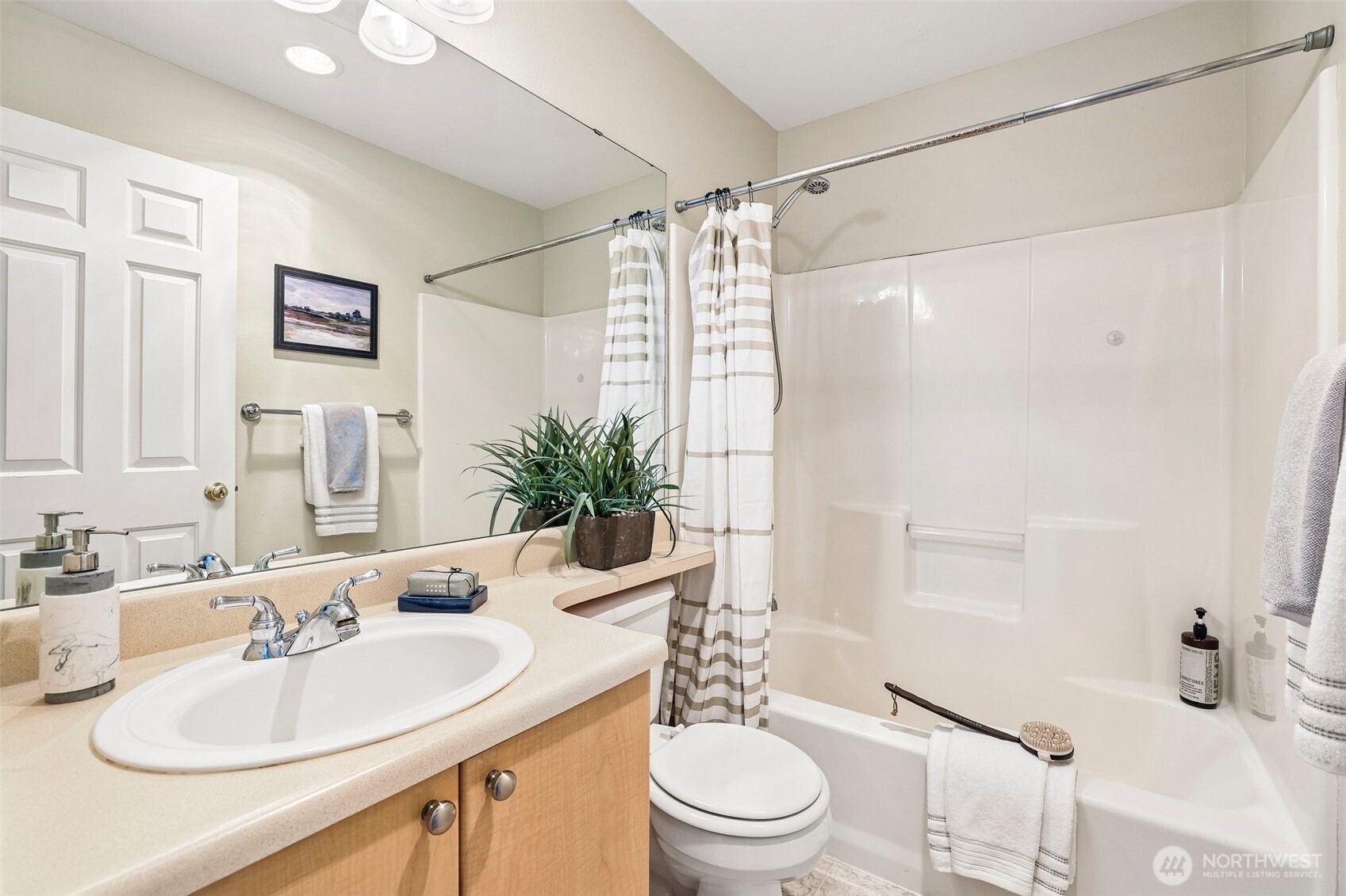 Full hall bath.