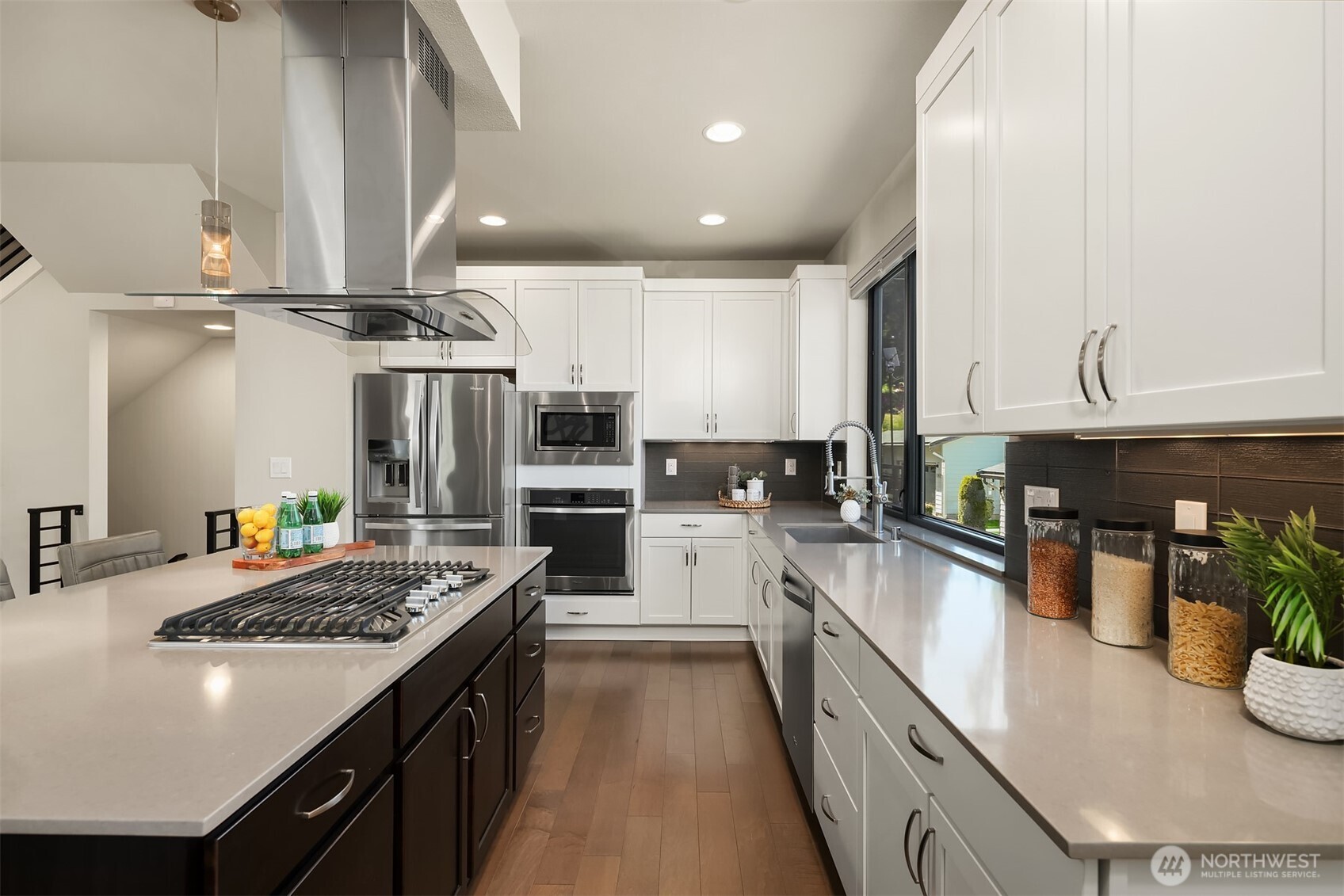 Lots of storage space in this kitchen - plenty of food prep space too