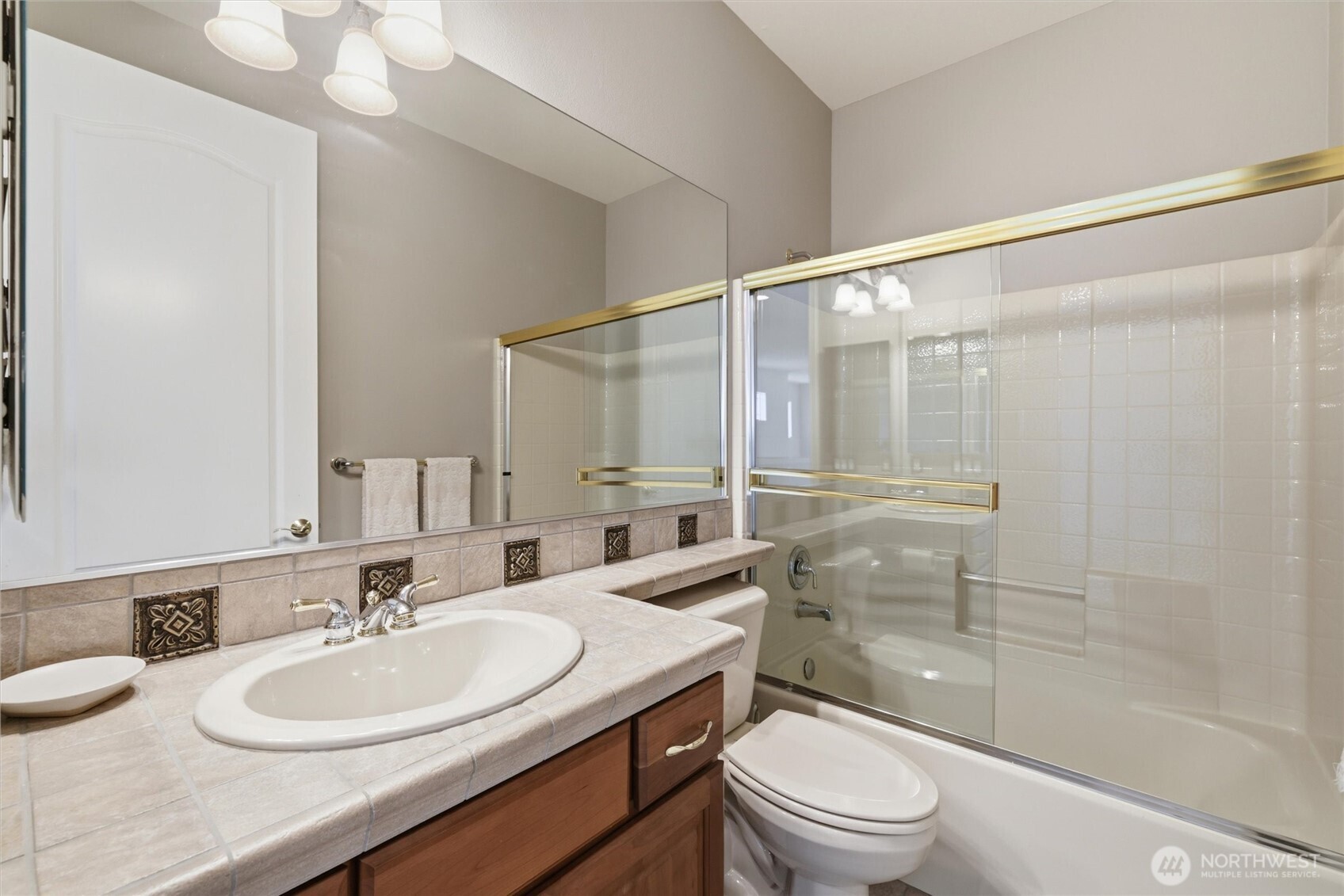 Full bathroom upstairs.