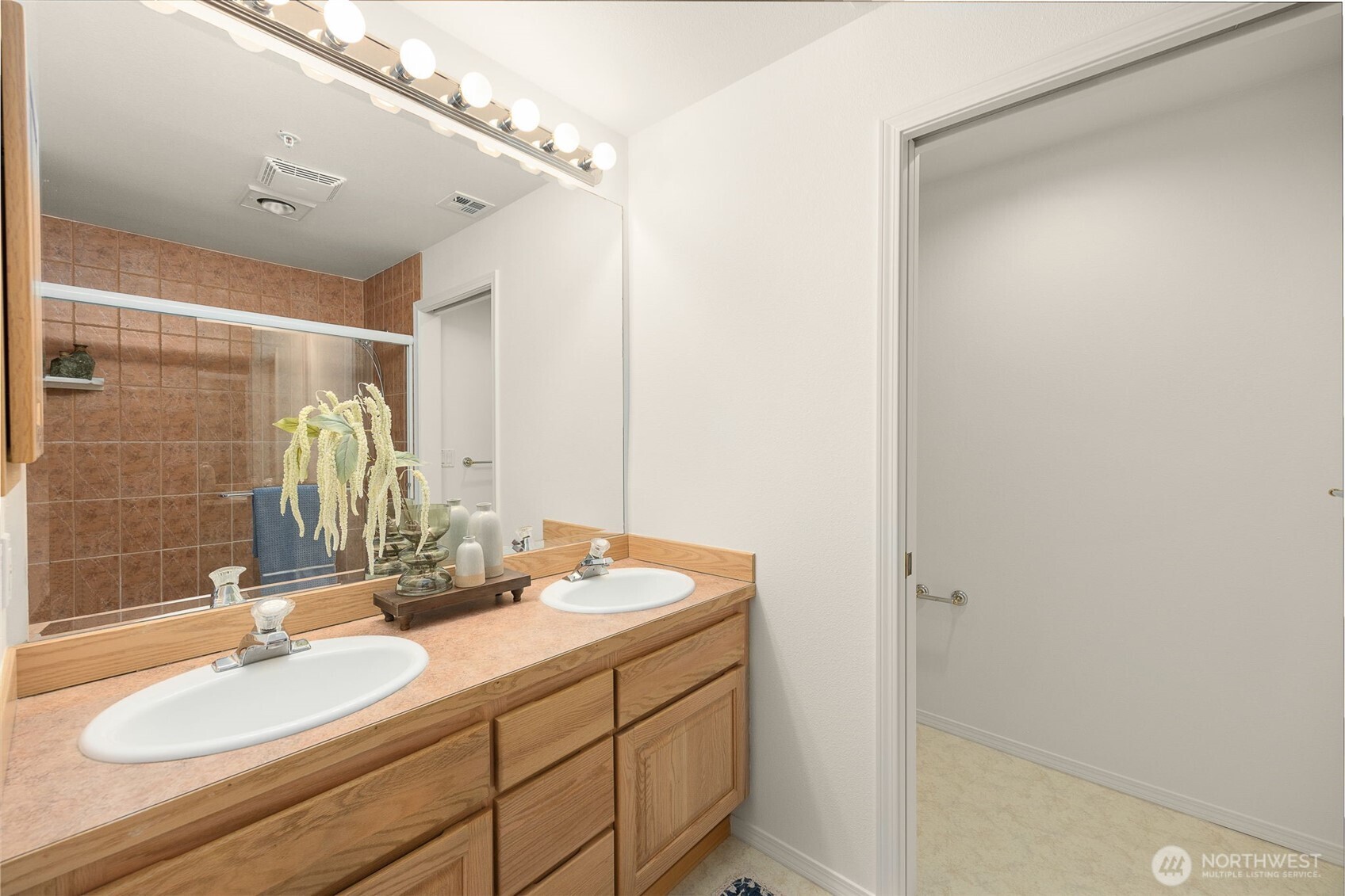 Double vanity in the primary suite