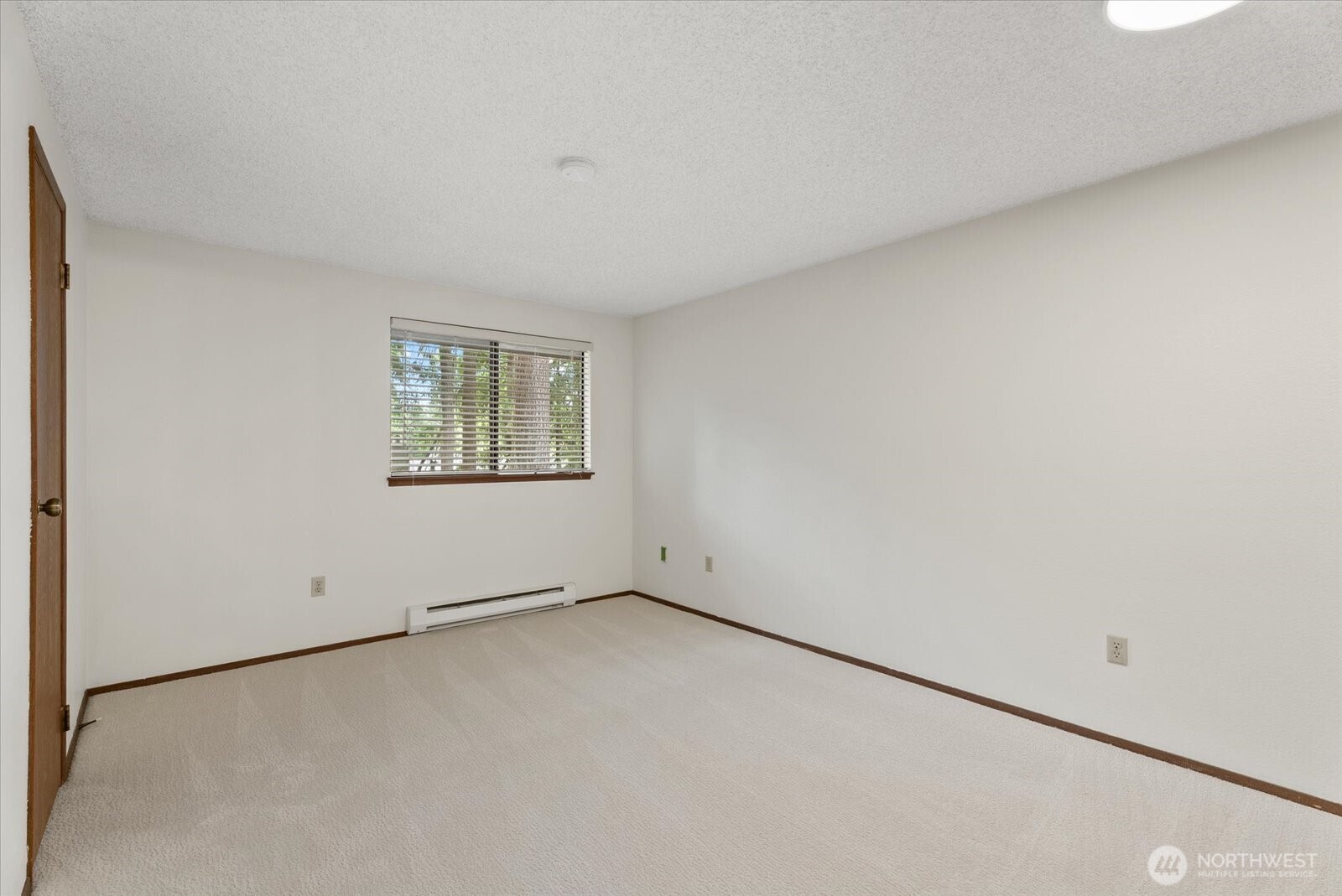 Large 2nd bedroom.