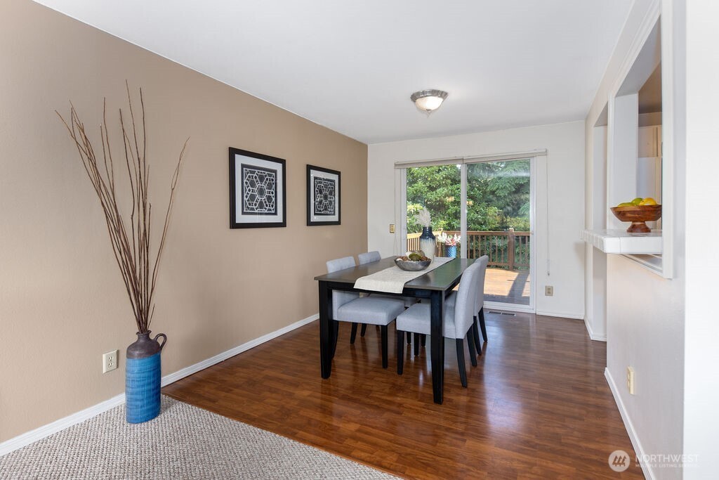 Close proximity to Lake Boren for swimming, fishing and playground. Tranquil neighborhood with close access to Seattle, Bellevue, Renton and SeaTac. Shopping, medical clinics, and the local library are also just minutes away. 8 beautiful parks and trails within 1 mile radius and minutes from the Newcastle Golf Club.
