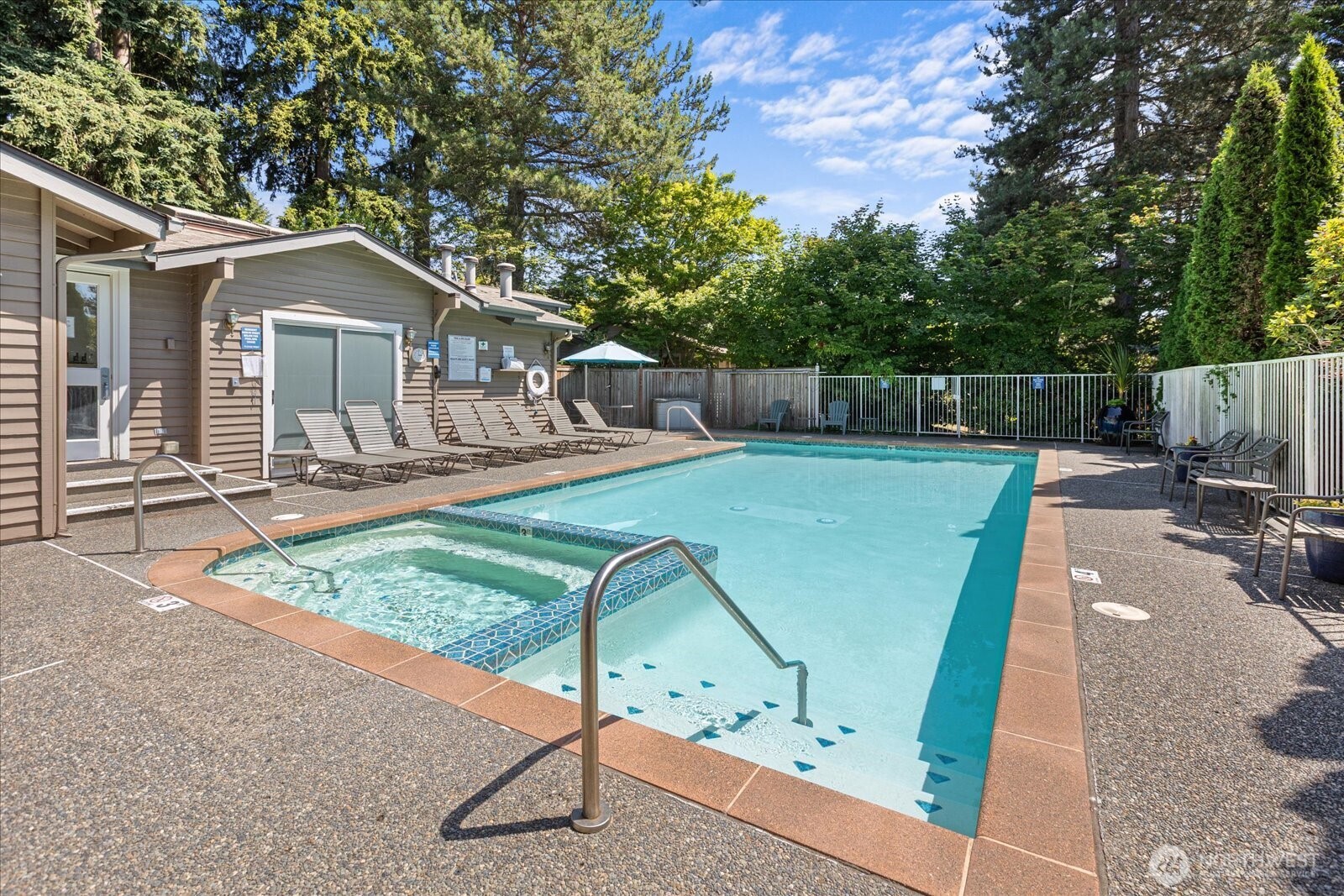 Community pool & hot tub
