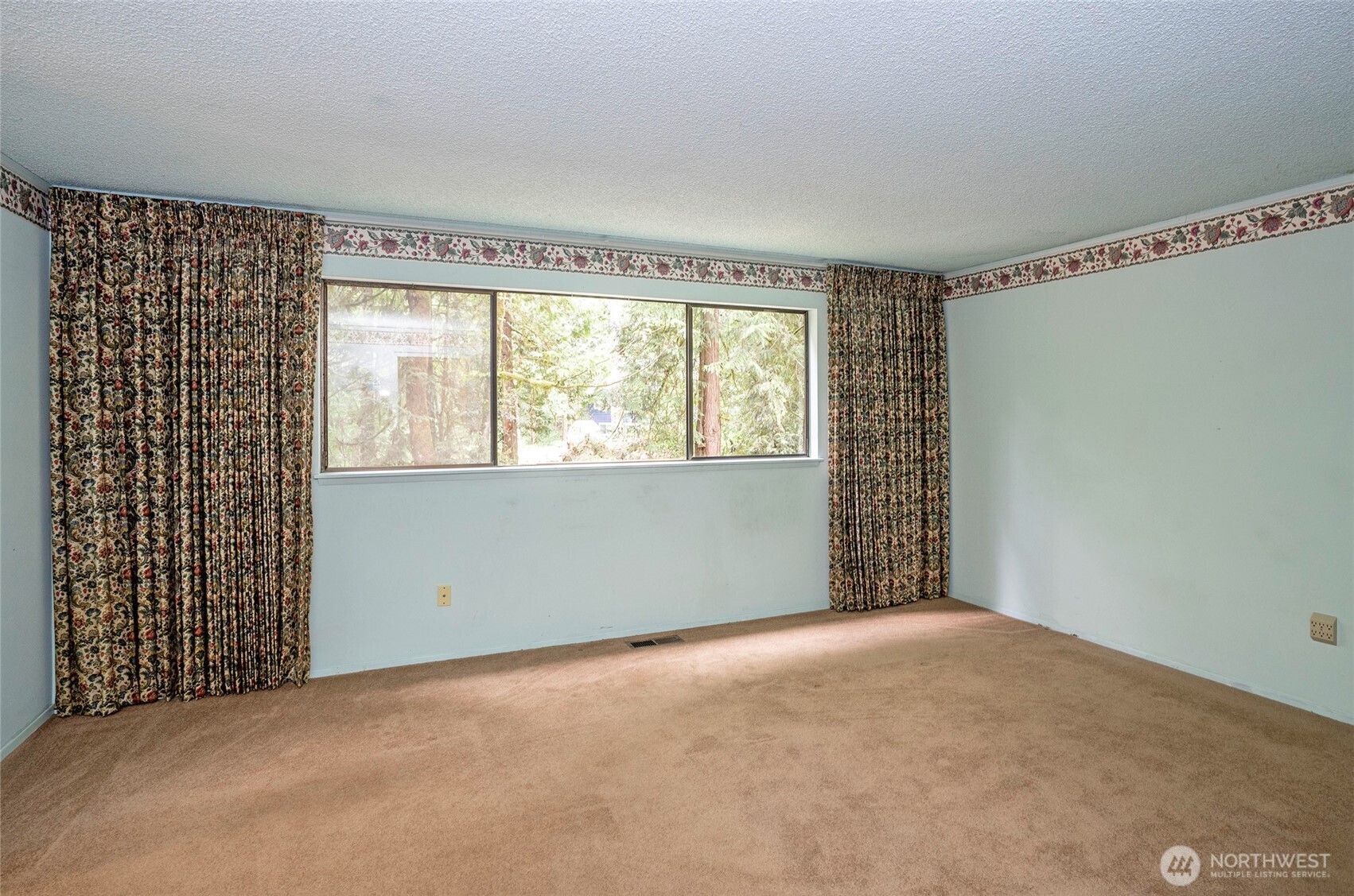 Private upper-level primary suite offering a comfortable and peaceful retreat.