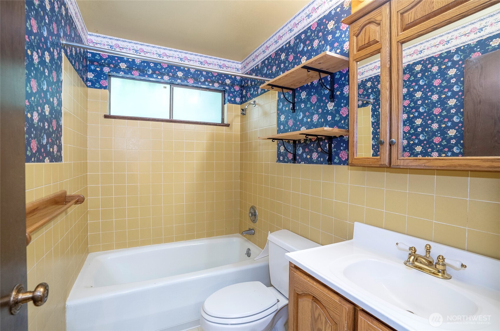 Upper-level full guest bath.