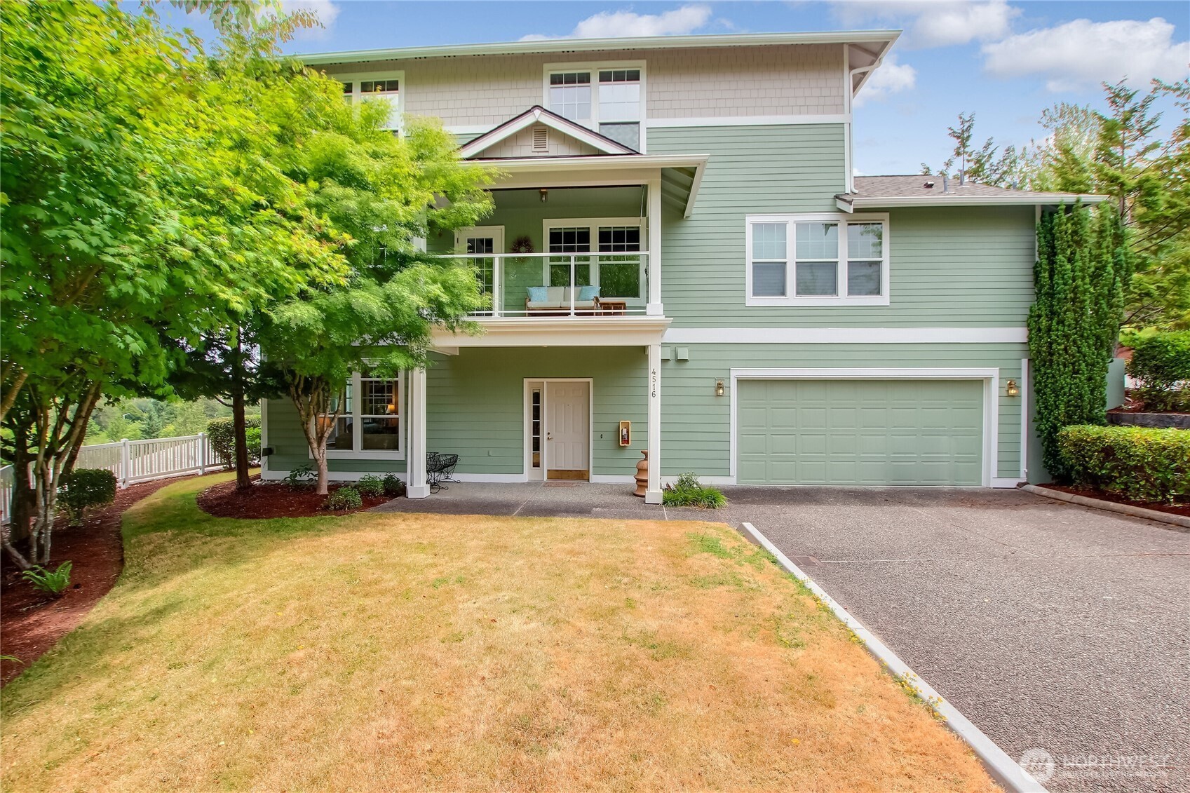 1938 square foot view home with views!