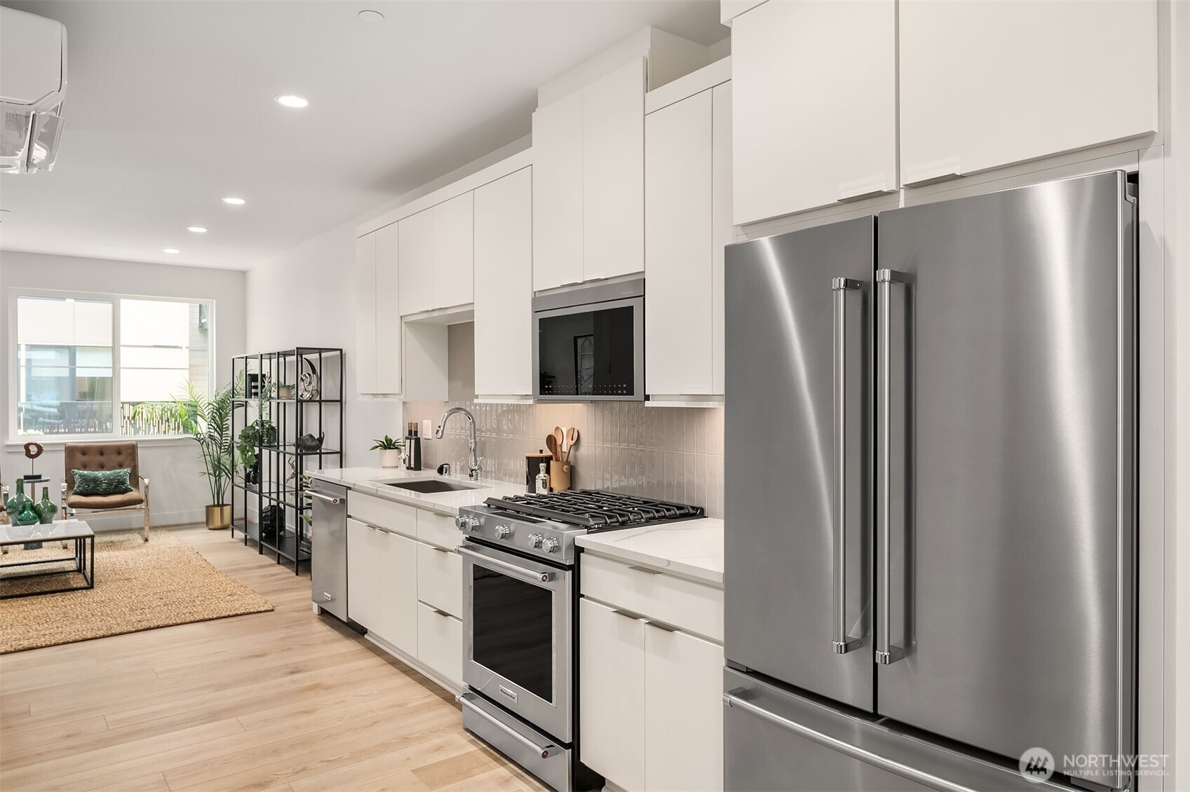 Flat-panel white kitchen cabinetry with modern backsplash