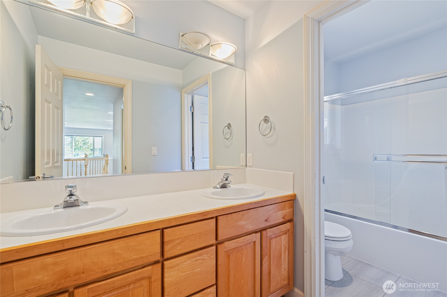 Full Bathroom Upstiars