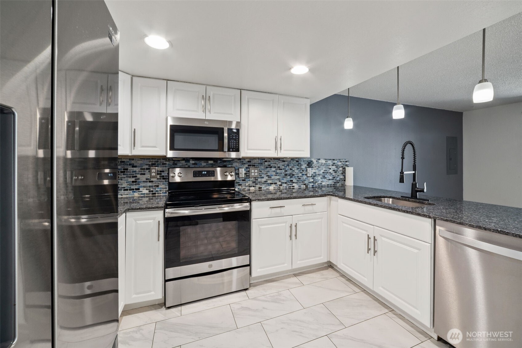Newer appliances - all stay!